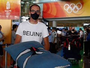 Un Ciclista Estadounidense en el Aeropuerto de Beijing con Máscara Puesta