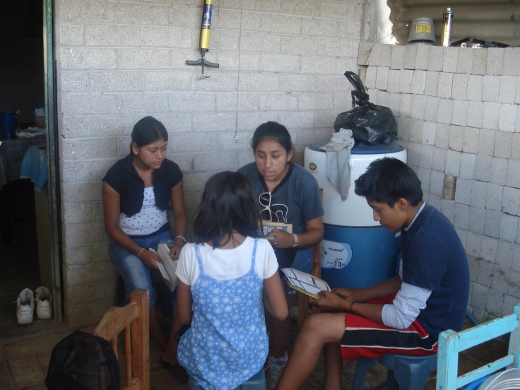 Mayuli estudio bíblico Mayuli Aguilar Toledo comparte de la Palabra durante su ministerio de Jóvenes en Misión 2009