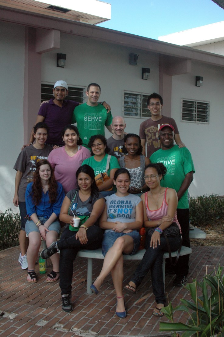 De izquierda a derecha, de arriba a abajo: Alan, Scott, AJ, Carlos, Danielle, Estela, Ana Celia, Lynda, Rudy, Chennice, Hellen, Erika y Maura.