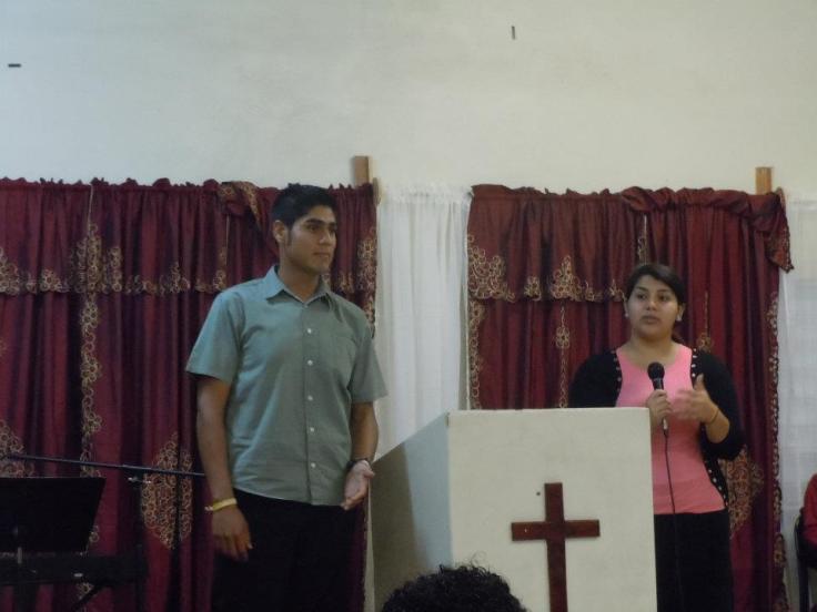 Hector predicando_Estela traduciendo