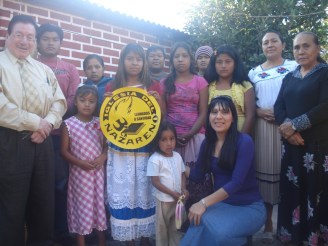 Maru Rodríguez y Leonides Arteaga con miembros de una de las iglesias recién plantadas