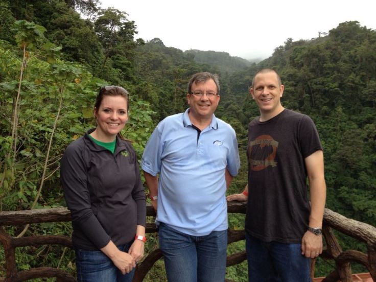 Coordinador de JNI Global, Gary Hartke, y su Asistente, Kelsey Main, junto con su servidor disfrutando un poco de turismo en la selva de Costa Rica.