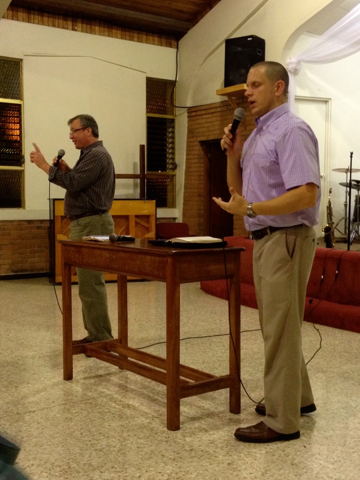 Rev. Gary Hartke (y traductor Scott Armstrong) predicando sobre el ministerio y el liderazgo del libro de Esther