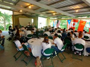 Misionero Anthony Maxwell comparte un testimonio durante el COM, con Ramón Sierra como traductor.