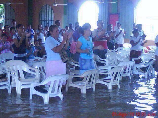 Filipinas alabando en agua