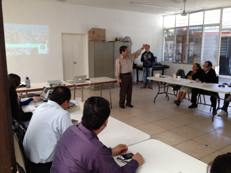 Rev. Samuel Cadena explica la visión de la Iglesia en Guadalajara.