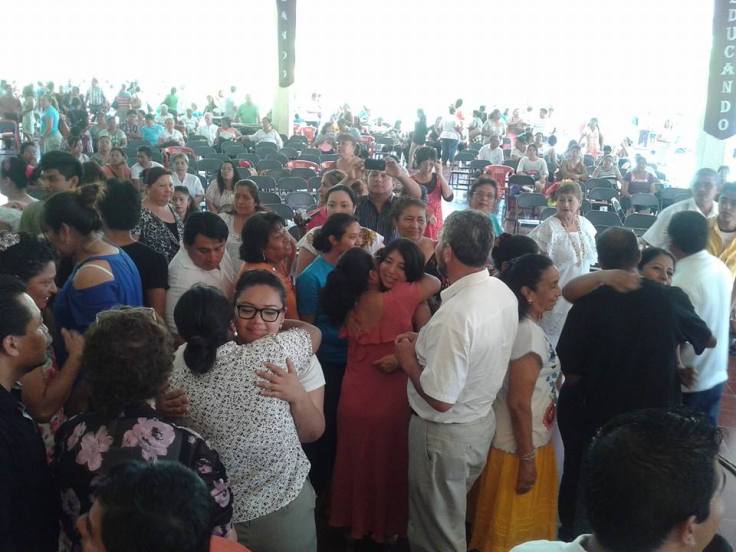En el Culto de Envío de los misioneros de Génesis el 5 de abril 2014 en Mérida, México.