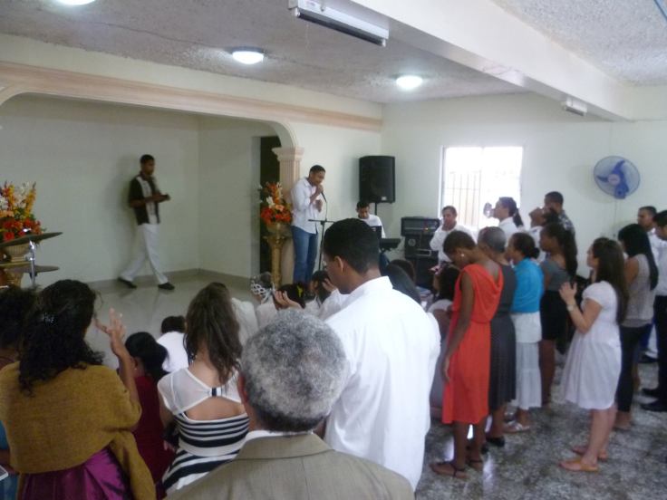 Marvin Ac predicó el Día de Resurrección en la iglesia La Tropical y había una respuesta maravillosa en el altar.  ¡Gloria a Dios!