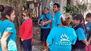Mujeres de la iglesia madre sirviendo en La Loma