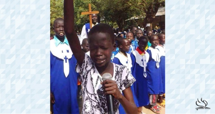 Un niño de Sudán del Sur ora por paz