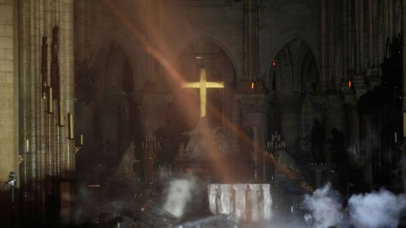 skynews-notre-dame-altar_4641049.jpg